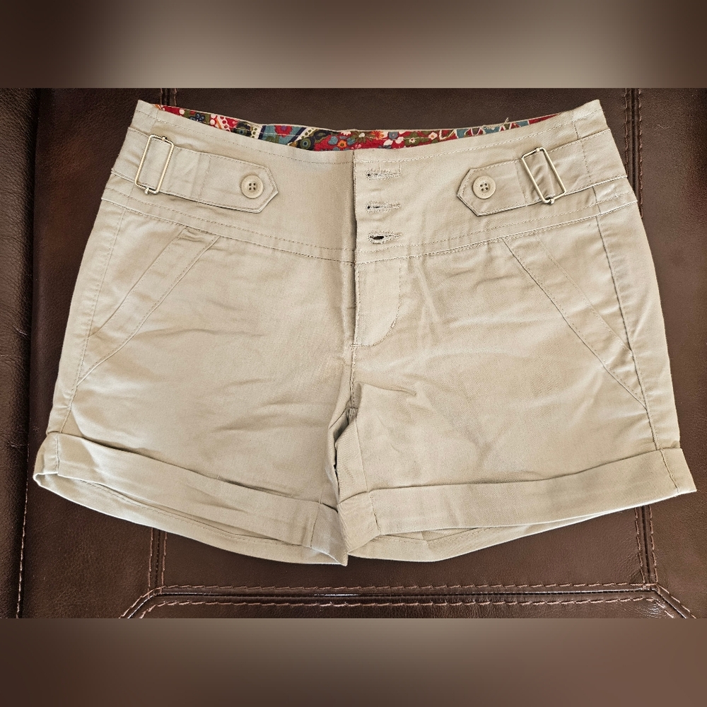 NWOT Copper Key Women's Shorts Tan Khaki Roll at Legs with Button Details Size 7